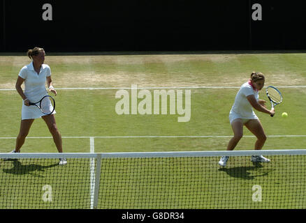 Tennis - Wimbledon Championships 2005 - doppio primo turno femminile - Anna Hawkins e Rebecca Llewellyn / Anastasia Myskina .... Anna Hawkins e il partner doppio Rebecca Llewellyn affrontano Anastasia Myskina e Nana Miyagi nel primo turno di donne doppie Foto Stock