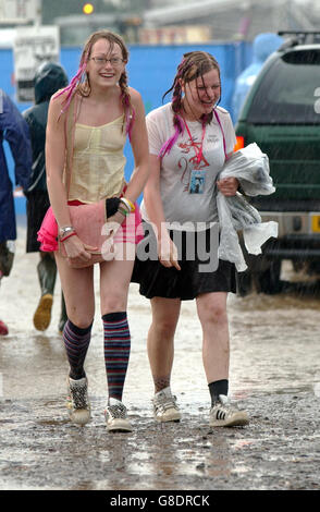 Glastonbury Festival 2005 - Worthy Farm. I goers del festival hanno sfidato il tempo bagnato dopo l'inondazione. Foto Stock