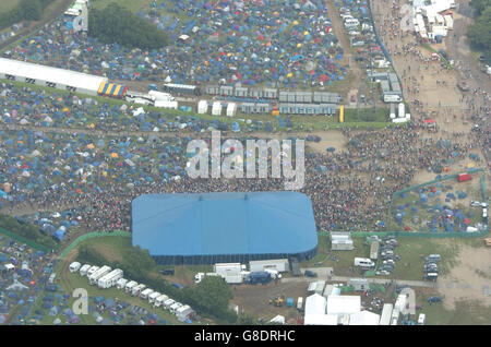 Una vista aerea dei goers del festival al festival di Pilton. Foto Stock