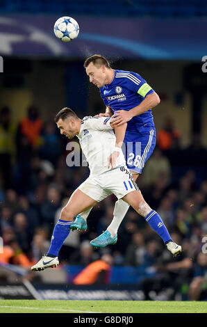 La dinamo Kiev's Aluisio Junior Moraes lotta per la palla con il Chelsea John Terry durante la partita UEFA Champions League a Stamford Bridge, Londra. Foto Stock