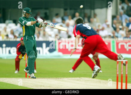 Cricket - Twenty20 Cup - Nottinghamshire Outlaws / Lancashire Lightning - Trent Bridge. Stephen Fleming di Nottinghamshire Outlaws colpisce fuori Foto Stock