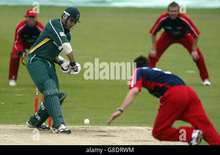 Cricket - Twenty20 Cup - Nottinghamshire Outlaws / Lancashire Lightning - Trent Bridge. Il punteggio di Stephen Fleming, battitore degli Outlaws di Nottinghamshire, corre fuori dal lanciatore James Anderson del Lancashire Lighting. Foto Stock