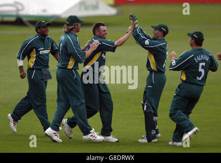 Cricket - Twenty20 Cup - Nottinghamshire Outlaws / Lancashire Lightning - Trent Bridge. Andrew Harris (C), il fielder degli Outlaws di Nottinghamshire, festeggia dopo un'immersione per ottenere il lanciaLancashire Lighting battitore Mal Loye. Foto Stock