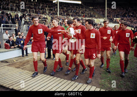 Calcio - finale fa Amateur Cup - Sutton United / North Shields - Wembley. Il team North Shields con il trofeo fa Amateur Cup dopo aver battuto Sutton United 2-1 in finale a Wembley. Foto Stock