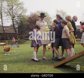 La principessa Anne con Carol, 8 anni, aggrappata alla sua mano, riluttante a lasciarla andare, mentre incontra i bambini al Children's Shelter di Edimburgo durante la visita reale in Scozia. Anche raffigurato è il mattone, Miss I. J. Wood. Foto Stock