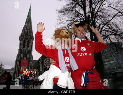 Tifosi britannici e irlandesi Lions, sue e John Davies dell'Upper Clapton Rugby Club, Woodford Green, Essex camminano intorno a Catherdral Square a Christchurch Foto Stock