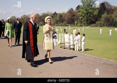 La principessa Margaret ispeziona i campi di cricket accompagnati dal Dr. Tom W. Taylor, direttore della Haberdashers' Aske's School, Elstree, Hertfordshire. Foto Stock