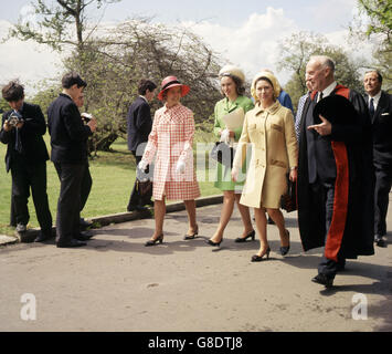 La principessa Margaret ha ritratto durante la sua visita alla Haberdasers' Aske's School, Elstree, Hertfordshire. Con lei è il dottor Tom W. Taylor, direttore della scuola (r). Foto Stock