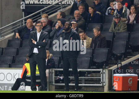 Calcio - Campionato Sky Bet - Milton Keynes Dons / Charlton Athletic - Stadio MK. Charlton Athletic's Interim Head Coach Karel Fraeye (a sinistra) e Charlton Athletic Coach Jason Euell (a destra) Foto Stock