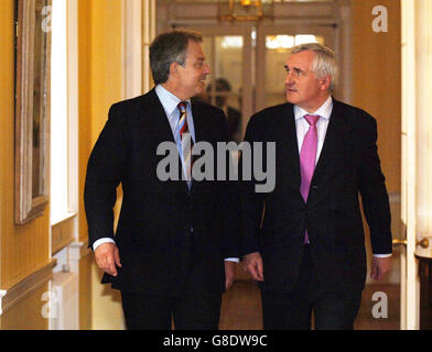 Il primo ministro Tony Blair (a sinistra) e il Taoiseach irlandese Bertie Ahern, all'interno del 10 Downing Street, per una lunga riunione. Blair e il suo omologo irlandese Bertie Ahern si incontrano oggi per esaminare il futuro del processo di pace in Irlanda del Nord. Foto Stock