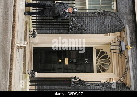 Larry il gatto siede sul marciapiede fuori 10 Downing Street, nel centro di Londra. Foto Stock