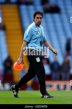 Calcio - Barclays Premier League - Aston Villa v Manchester City - Villa Park. L'allenatore di fitness di Aston Villa Robert Duverne Foto Stock