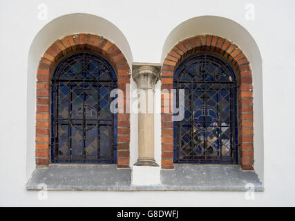 Due finestre in stile romanico con vetro colorato villaggio chiesa in Smialowice Schmellwitz Bassa Slesia Polonia Foto Stock