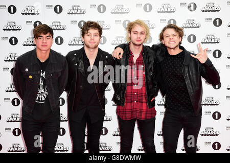 (Da sinistra a destra) Calum Hood, Luke Hemmings, Michael Clifford e Ashton Irwin di 5 secondi di estate in arrivo per i Teen Awards della BBC radio 1, Wembley Arena, Londra. PREMERE ASSOCIAZIONE foto. Data immagine: Domenica 8 novembre 2015. Il credito fotografico dovrebbe essere: Ian West/PA Wire Foto Stock