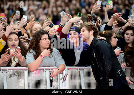 Luke Hemmings of 5 Seconds of Summer mette in posa per selfie con i fan mentre arrivano per i Teen Awards della BBC radio 1, Wembley Arena, Londra. PREMERE ASSOCIAZIONE foto. Data immagine: Domenica 8 novembre 2015. Il credito fotografico dovrebbe essere: Ian West/PA Wire Foto Stock