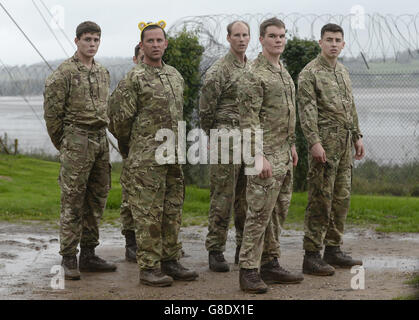 BBC Bambini in bisogno 2015. BBC radio 1 DJ Scott Mills è stato messo attraverso i suoi passi al Commando Training Center a Lympstone, Devon, in preparazione per i suoi bambini in bisogno di sfida di discesa lungo la Torre Blackpool di 400 piedi dopo essere stato sfidato a prendere su da Sir Terry Wogan. 30/10/2015. Foto Stock