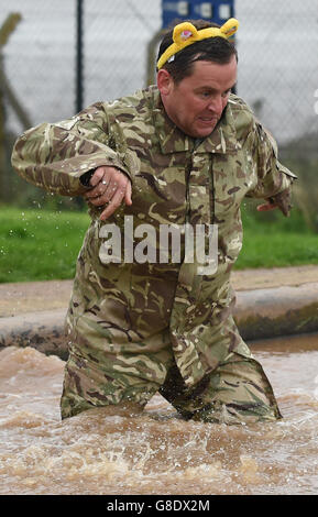 BBC Bambini in bisogno 2015. BBC radio 1 DJ Scott Mills è stato messo attraverso i suoi passi al Commando Training Center a Lympstone, Devon, in preparazione per i suoi bambini in bisogno di sfida di discesa lungo la Torre Blackpool di 400 piedi dopo essere stato sfidato a prendere su da Sir Terry Wogan. 30/10/2015. Foto Stock