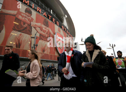 Il leader del lavoro Jeremy Corbyn con i tifosi che protestano contro il salario vivente prima della partita della Barclays Premier League all'Emirates Stadium di Londra. Foto Stock