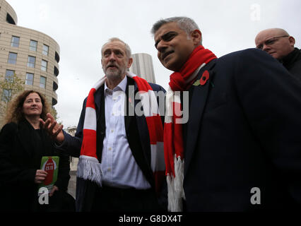 Il leader del lavoro Jeremy Corbyn con il candidato mayoral di Londra Sadiq Khan MP e i tifosi che protestano contro il salario vivente prima della partita della Barclays Premier League all'Emirates Stadium di Londra. Foto Stock