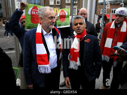 Il leader del lavoro Jeremy Corbyn con il candidato mayoral di Londra Sadiq Khan MP e i tifosi che protestano contro il salario vivente prima della partita della Barclays Premier League all'Emirates Stadium di Londra. Foto Stock