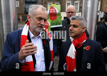 Il leader del lavoro Jeremy Corbyn con il candidato mayoral di Londra Sadiq Khan MP e i tifosi che protestano contro il salario vivente prima della partita della Barclays Premier League all'Emirates Stadium di Londra. PREMERE ASSOCIAZIONE foto. Data immagine: Domenica 8 novembre 2015. Guarda la storia dell'arsenale DI CALCIO della PA. Il credito fotografico dovrebbe essere: Nigel French/PA Wire. Nessun utilizzo con audio, video, dati, elenchi di apparecchi, logo di club/campionato o servizi "live" non autorizzati. Foto Stock