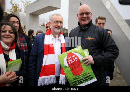 Il leader del lavoro Jeremy Corbyn con i tifosi di calcio che protestano contro il salario vivente prima della partita della Barclays Premier League all'Emirates Stadium di Londra. PREMERE ASSOCIAZIONE foto. Data immagine: Domenica 8 novembre 2015. Guarda la storia dell'arsenale DI CALCIO della PA. Il credito fotografico dovrebbe essere: Nigel French/PA Wire. Nessun utilizzo con audio, video, dati, elenchi di apparecchi, logo di club/campionato o servizi "live" non autorizzati. Foto Stock