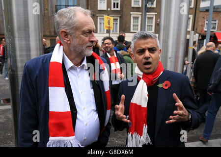 Il leader del lavoro Jeremy Corbyn con il candidato mayoral di Londra Sadiq Khan MP e i tifosi che protestano contro il salario vivente prima della partita della Barclays Premier League all'Emirates Stadium di Londra. Foto Stock