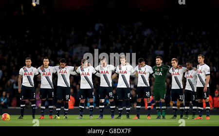 Calcio - Barclays Premier League - Arsenal v Tottenham Hotspur - Emirates Stadium. I giocatori di Tottenham Hotspur si levano in piedi per un minuto di silenzio prima del calcio d'inizio su Domenica di ricordo Foto Stock