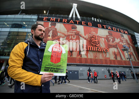 Tifosi di calcio che protestano contro il salario vivente prima della partita della Barclays Premier League all'Emirates Stadium di Londra. PREMERE ASSOCIAZIONE foto. Data immagine: Domenica 8 novembre 2015. Guarda la storia dell'arsenale DI CALCIO della PA. Il credito fotografico dovrebbe essere: Nigel French/PA Wire. Nessun utilizzo con audio, video, dati, elenchi di apparecchi, logo di club/campionato o servizi "live" non autorizzati. Foto Stock