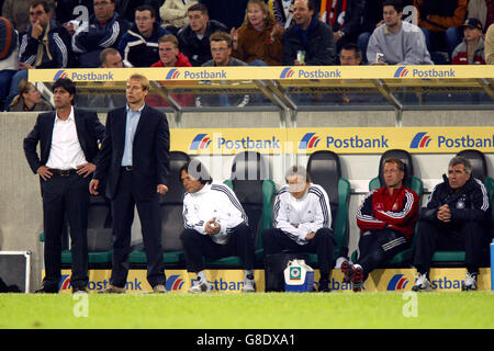 Calcio - Internazionale amichevole - Germania / Russia - Borussia Park. Allenatore tedesco Jurgen Klinsmann (l) e il suo assistente Joachim Loew Foto Stock