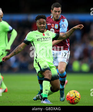 *CROP ALTERNATIVO* Jordan Veretout di Aston Villa e Raheem Sterling di Manchester City (a sinistra) combattono per la palla durante la partita della Barclays Premier League a Villa Park, Birmingham. PREMERE ASSOCIAZIONE foto. Data immagine: Domenica 8 novembre 2015. Visita la villa DI CALCIO PA Story. Il credito fotografico dovrebbe essere: Nick Potts/PA Wire. Nessun utilizzo con audio, video, dati, elenchi di apparecchi, logo di club/campionato o servizi "live" non autorizzati. Foto Stock