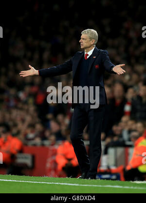 Calcio - Barclays Premier League - Arsenal v Tottenham Hotspur - Emirates Stadium. Arsene Wenger, responsabile dell'arsenale, si attiva sulla linea di contatto Foto Stock