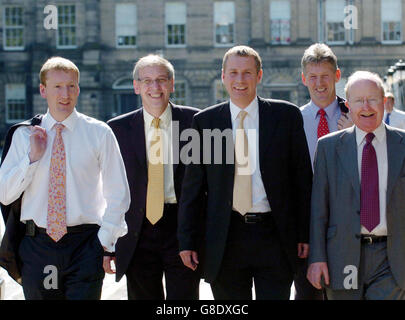 I liberali democratici lasciano la Bute House a Edimburgo con la nuova formazione nel gabinetto esecutivo annunciata dopo l'elezione di Nicolo Stephen come leader scozzese del DEM della lib, (da sinistra a destra:) ministro dei trasporti Tavish Scott, vice ministro dell'istruzione Robert Brown, leader scozzese del DEM della lib Nicol Stephen, vice ministro delle finanze George Lyon e ministro dell'agricoltura e dello sviluppo rurale Ross Finnie. Foto Stock