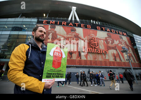 Tifosi di calcio che protestano contro il salario vivente prima della partita della Barclays Premier League all'Emirates Stadium di Londra. PREMERE ASSOCIAZIONE foto. Data immagine: Domenica 8 novembre 2015. Guarda la storia dell'arsenale DI CALCIO della PA. Il credito fotografico dovrebbe essere: Nigel French/PA Wire. Nessun utilizzo con audio, video, dati, elenchi di apparecchi, logo di club/campionato o servizi "live" non autorizzati. Foto Stock