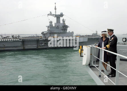 Il Principe di Galles della Gran Bretagna e la Duchessa di Cornovaglia a bordo della nave d'indagine HMS Scott partecipano alla International Fleet Review. Foto Stock