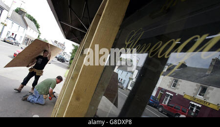 Le finestre e le porte in vetro di un negozio appena acquistato situato nella strada principale di Auchterarder, sono salite prima del vertice del G8. Foto Stock