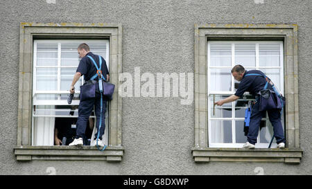 Le finestre vengono pulite al Gleneagles Hotel vicino Auchterarder in preparazione dell'arrivo dei leader mondiali per il vertice G8 che si terrà lì la prossima settimana. Foto Stock