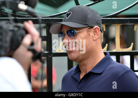 Il torneo di Wimbledon, Londra, Regno Unito, 26 giugno 2016. Australian leggenda del Cricket Shane Warne arriva il giorno due del 2016 campionati di Wimbledon al All England Lawn Tennis Club. Credito: JOHNNY ARMSTEAD/Alamy Live News Foto Stock