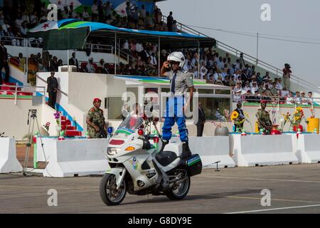 Abitante del Gibuti funzionario di polizia visualizza le abilità acrobatiche durante la permanente sulla sua moto durante una parata di mark Gibuti il giorno di indipendenza il 27 giugno 2016 a Gibuti. Il piccolo paese del Corno d Africa ha celebrato il trentanovesimo anno di indipendenza dalla Francia. Foto Stock