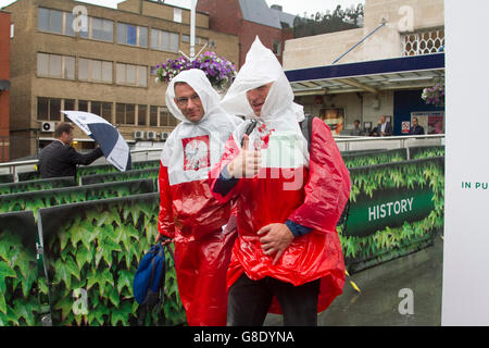 Wimbledon Londra,UK. Il 28 giugno 2016. Gli spettatori indossano ponchos si ripara dalla pioggia scendendo a Wimbledon il giorno 2 del 2016 Wimbledon Tennis Championships Credito: amer ghazzal/Alamy Live News Foto Stock