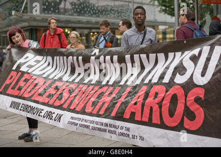 Cardiff, Regno Unito. Il 28 giugno, 2014. Cardiff come una città si riunisce per celebrare l'Europa dopo gli episodi di razzismo a seguito del referendum UE e brexit. Altoparlanti inclusi Plaid Cymru leader Leanne legno. Credito: Amonochromedream.com/Alamy Live News Foto Stock