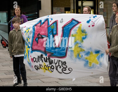 Cardiff, Regno Unito. Il 28 giugno, 2014. Cardiff come una città si riunisce per celebrare l'Europa dopo gli episodi di razzismo a seguito del referendum UE e brexit. Altoparlanti inclusi Plaid Cymru leader Leanne legno. Credito: Amonochromedream.com/Alamy Live News Foto Stock