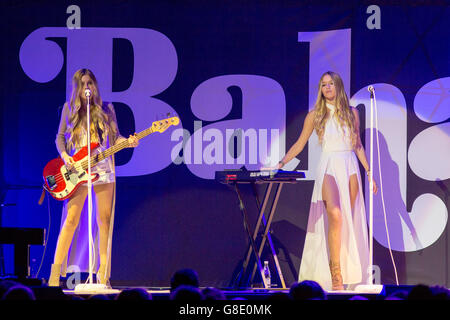 Chicago, Illinois, Stati Uniti d'America. Il 25 giugno, 2016. NATALIA PANZARELLA (L) e RUBY CARR di Bahari eseguire live sul rilancio Tour presso United Center di Chicago, Illinois © Daniel DeSlover/ZUMA filo/Alamy Live News Foto Stock