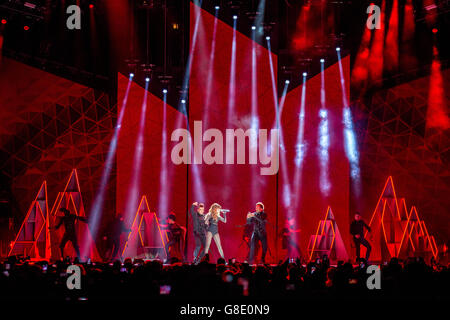 Chicago, Illinois, Stati Uniti d'America. Il 25 giugno, 2016. Il cantante Selena Gomez suona dal vivo sul rilancio Tour presso United Center di Chicago, Illinois © Daniel DeSlover/ZUMA filo/Alamy Live News Foto Stock