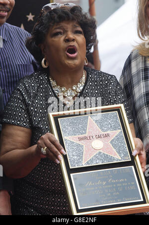 Los Angeles, Stati Uniti d'America. Il 28 giugno, 2016. Vangelo cantante Shirley Caesar sorge sul suo Hollywood Walk of Fame star a Hollywood, gli Stati Uniti il 28 giugno 2016. Shirley Caesar era il destinatario del 2,583rd stella nella categoria di registrazione. © Yang Lei/Xinhua/Alamy Live News Foto Stock