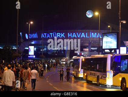 Persone stand all'entrata dell'Aeroporto Internazionale Ataturk di Istanbul, Turchia, 29 giugno 2016. Primo Ministro turco Binali Yildlirim Mercoledì ha accusato lo Stato islamico per gli attentati che hanno ucciso 36 persone all'aeroporto martedì notte. (Xinhua/Egli Canling) Foto Stock