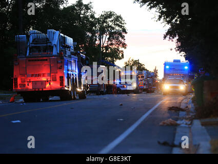 A Mississauga, in Canada. Il 28 giugno, 2016. I soccorritori di lavoro vicino al sito di esplosione a Mississauga, Ontario, Canada, il 28 giugno 2016. Una persona è stato ucciso e altri nove sono stati feriti nel pomeriggio di martedì in un esplosione che danneggiato 25 case a Mississauga, in una città satellite in western una maggiore area di Toronto. Credito: Zou Zheng/Xinhua/Alamy Live News Foto Stock