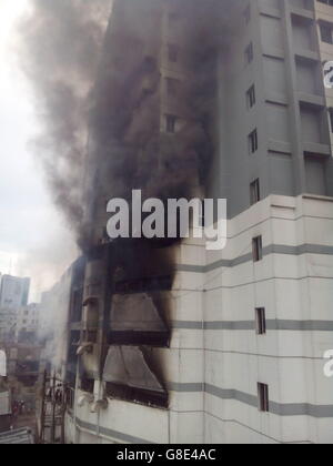 Dacca. Il 29 giugno, 2016. Foto scattata a giugno 29, 2016 mostra pesanti dal fumo di un incendio in una zona residenziale edificio multi-piano in Uttar Badda a Dhaka, nel Bangladesh. Credito: Xinhua/Alamy Live News Foto Stock