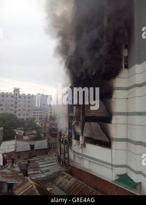 Dacca. Il 29 giugno, 2016. Foto scattata a giugno 29, 2016 mostra pesanti dal fumo di un incendio in una zona residenziale edificio multi-piano in Uttar Badda a Dhaka, nel Bangladesh. Credito: Xinhua/Alamy Live News Foto Stock
