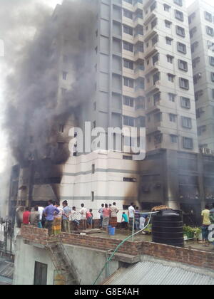 Dacca. Il 29 giugno, 2016. La gente guarda pesanti dal fumo di un incendio in una zona residenziale edificio multi-piano in Uttar Badda a Dhaka, nel Bangladesh, 29 giugno 2016. Credito: Xinhua/Alamy Live News Foto Stock